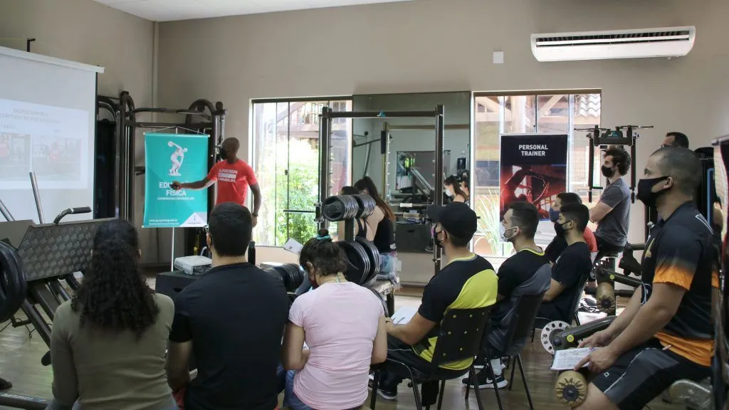 Acadêmicas de Farmácia do Integrado participam de pesquisa desenvolvida pela UEM