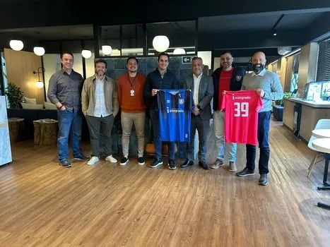 Grupo Integrado recebe novas camisetas do Campo Mourão Futsal Grupo Integrado recebe novas camisetas do Campo Mourão Futsal